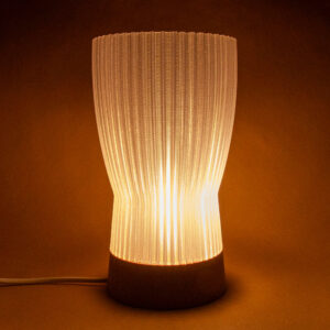 Lampe CONGO moderne et chaleureuse, fabriquée par impression 3D avec des matériaux biodégradables et écoresponsables.