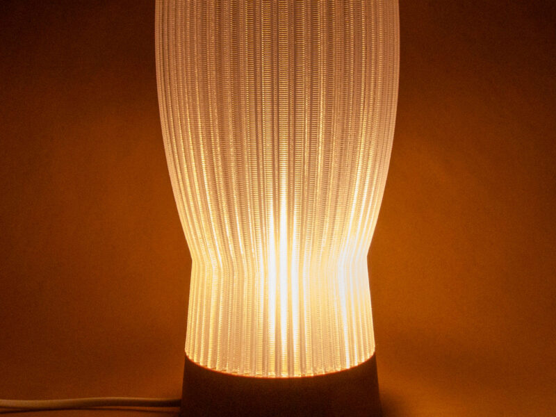 Lampe CONGO moderne et chaleureuse, fabriquée par impression 3D avec des matériaux biodégradables et écoresponsables.