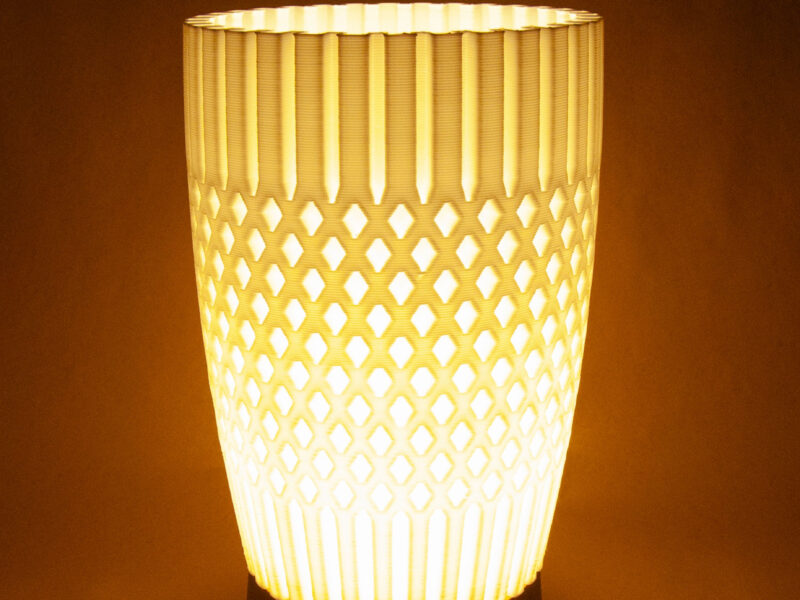 Lampe de table imprimée en 3D émettant une lumière douce, fabriquée en plastique biodégradable avec éclairage LED