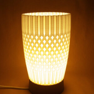 Lampe de table imprimée en 3D émettant une lumière douce, fabriquée en plastique biodégradable avec éclairage LED