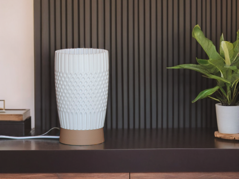 Lampe de table design ethnique imprimée en 3D avec matériaux biodégradables, émettant une lumière douce