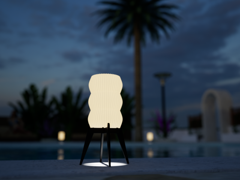 Lampe solaire de jardin "GUINGET" imprimée en 3D en plastique recyclable, illuminée la nuit près d'une piscine avec des palmiers en arrière-plan.