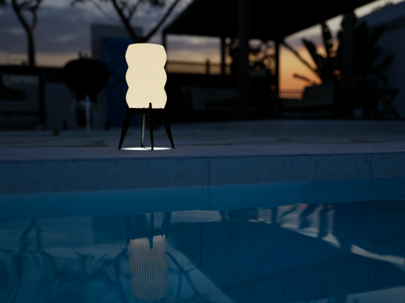 Lampe solaire de jardin "GUINGET" blanche imprimée en 3D en plastique recyclable, éclairée au bord d'une piscine au crépuscule.