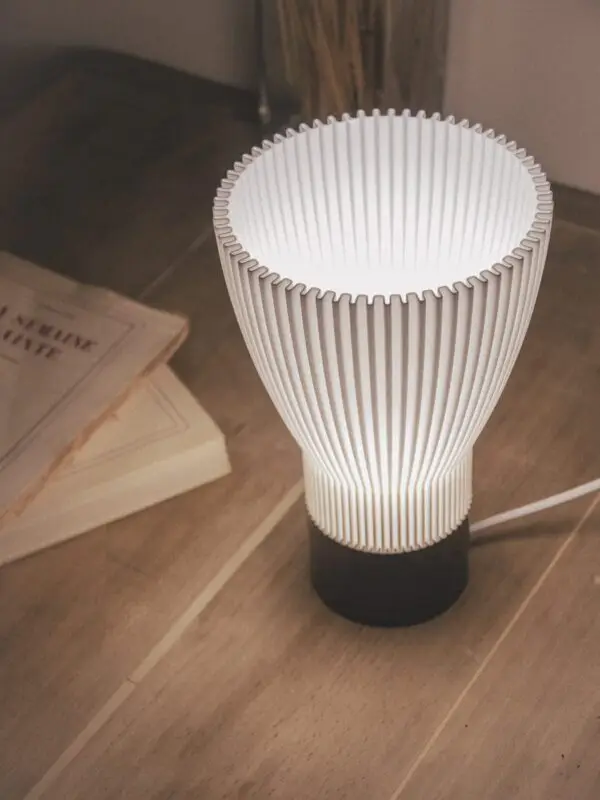 Gros plan sur l'abat-jour strié de la lampe BLANCA