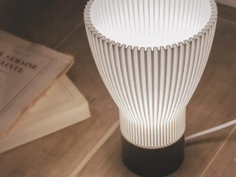 Gros plan sur l'abat-jour strié de la lampe BLANCA