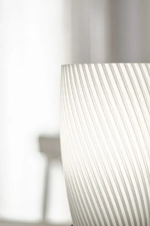 Gros plan sur l'abat-jour strié de la lampe ZAMBI