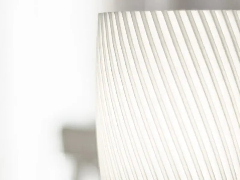 Gros plan sur l'abat-jour strié de la lampe ZAMBI