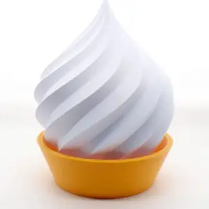 Lampe de table en spirale blanche, imprimée en 3D, avec une base orange.