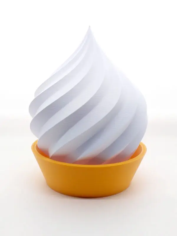 Lampe de table en spirale blanche, imprimée en 3D, avec une base orange.