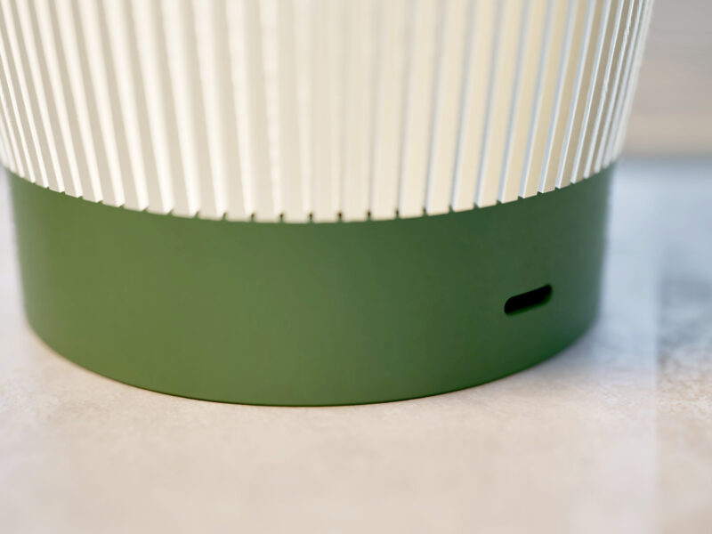 Base d'une lampe nomade à LED avec une prise USB-C, couleur verte.