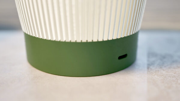 Base d'une lampe nomade à LED avec une prise USB-C, couleur verte.
