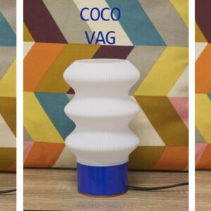 Trois lampes design au style distinct, appelées COCO BODY, COCO VAG et COCO BULB, posées devant un fond coloré à motifs géométriques.