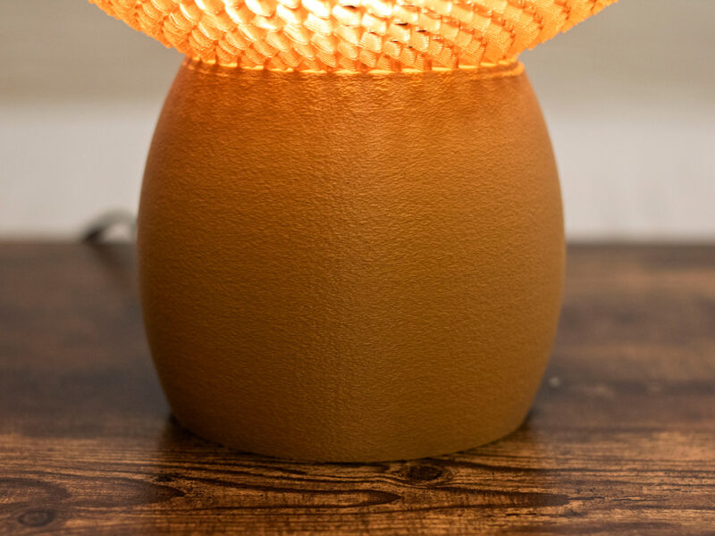 Gros plan sur le pied texturé de la lampe BULO, fabriquée en impression 3D.