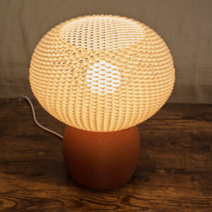 Lampe BULO en impression 3D avec un abat-jour ajouré blanc diffusant une lumière douce.