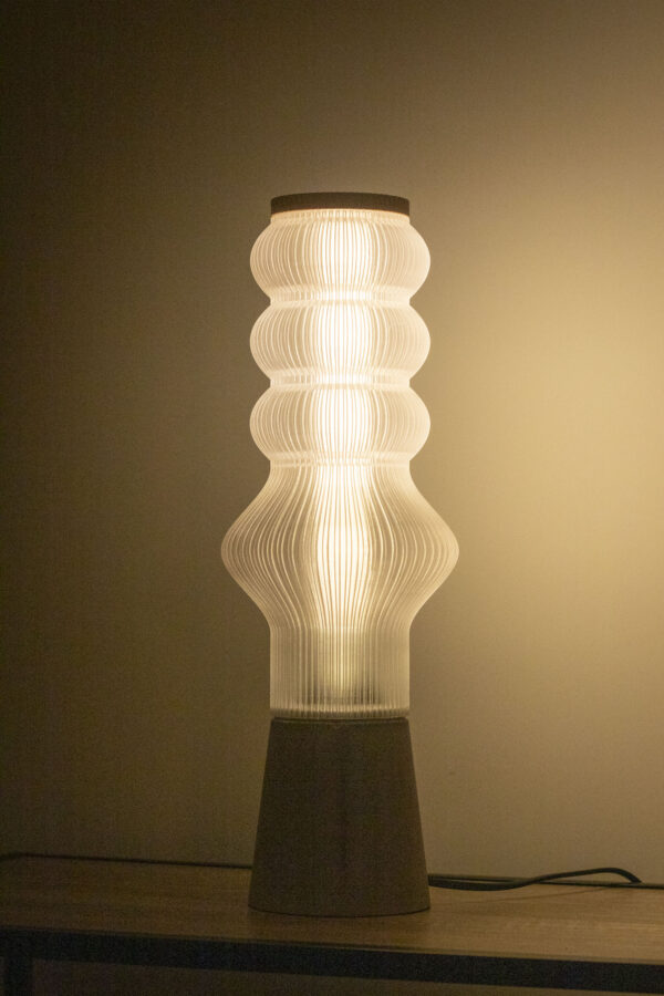 Lampe BERLIN - Lampe de table imprimée 3D avec base en béton – Luminaire sculptural moderne interchangeable – Image 3
